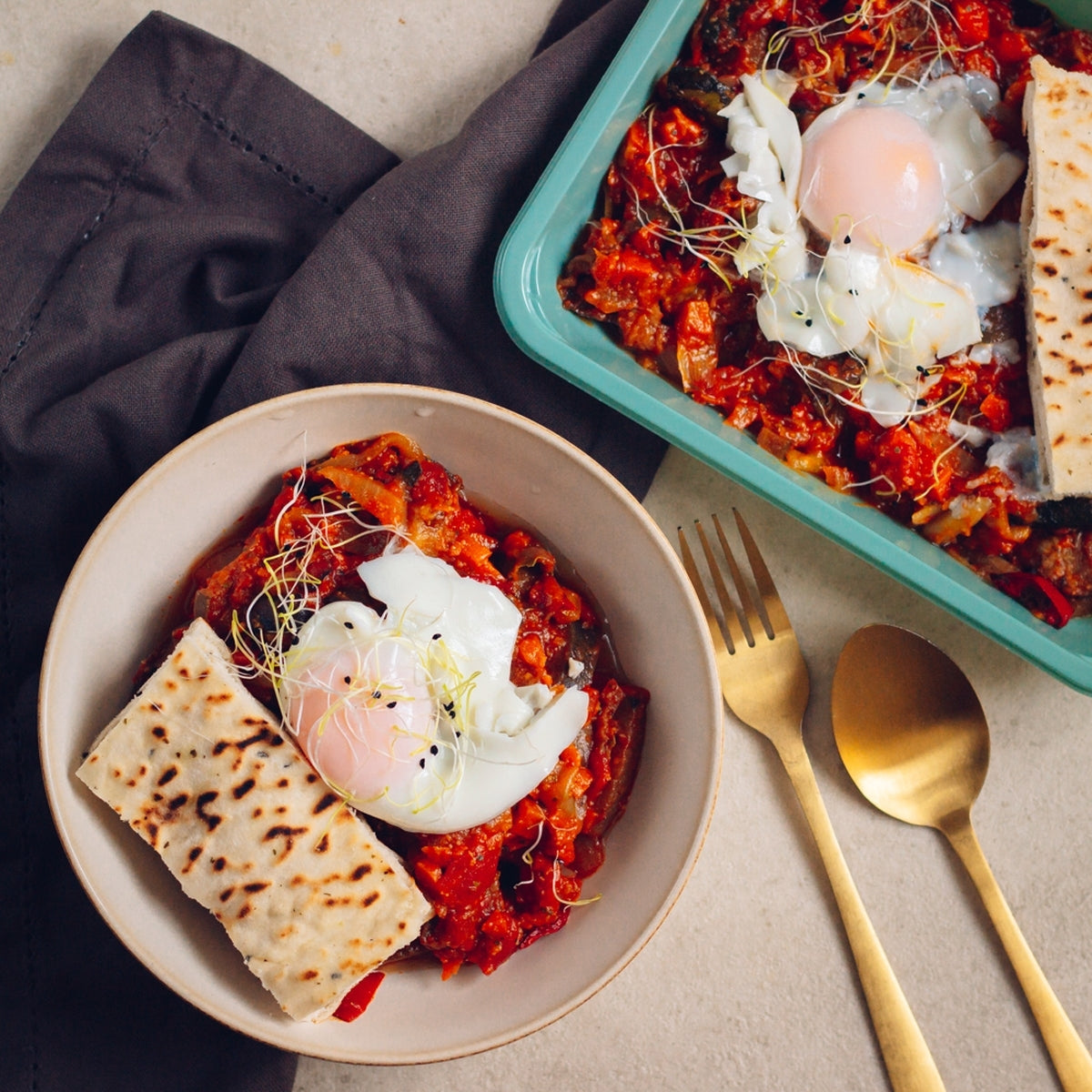 Chakchouka, œuf et pain naan