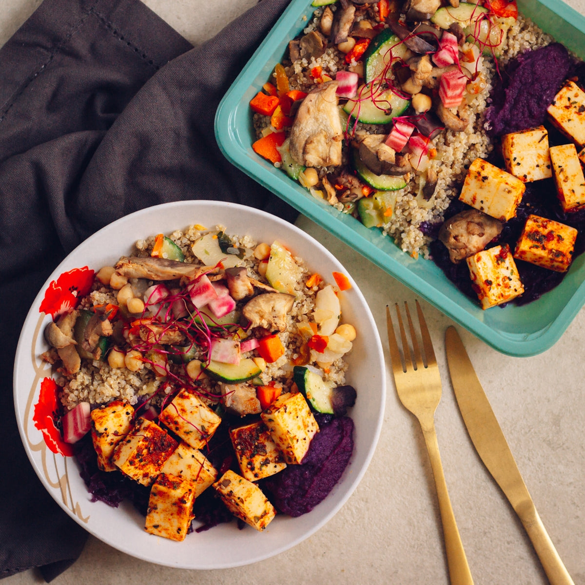 Humous de betterave, tofu grillé, quinoa aux courgettes et aubergines grillées
