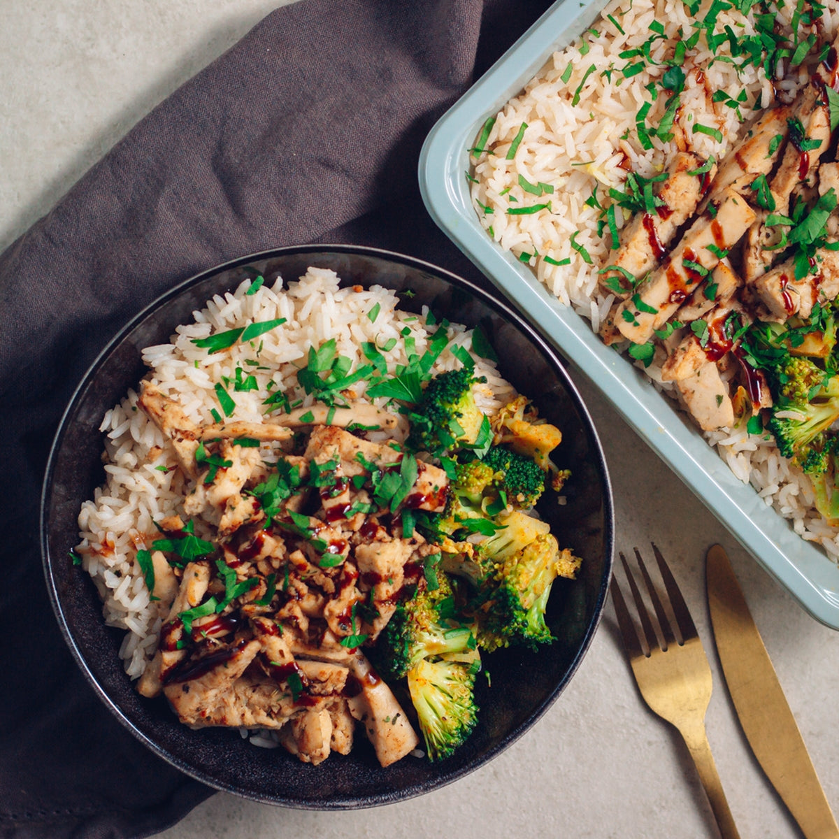 Poulet végétarien, brocolis, riz complet et sauce soja sucrée