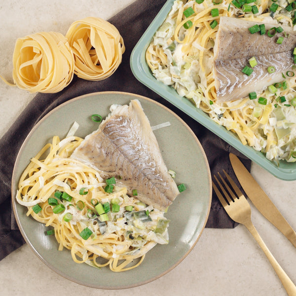 Poisson blanc et fettucine à la crème aux herbes et légumes