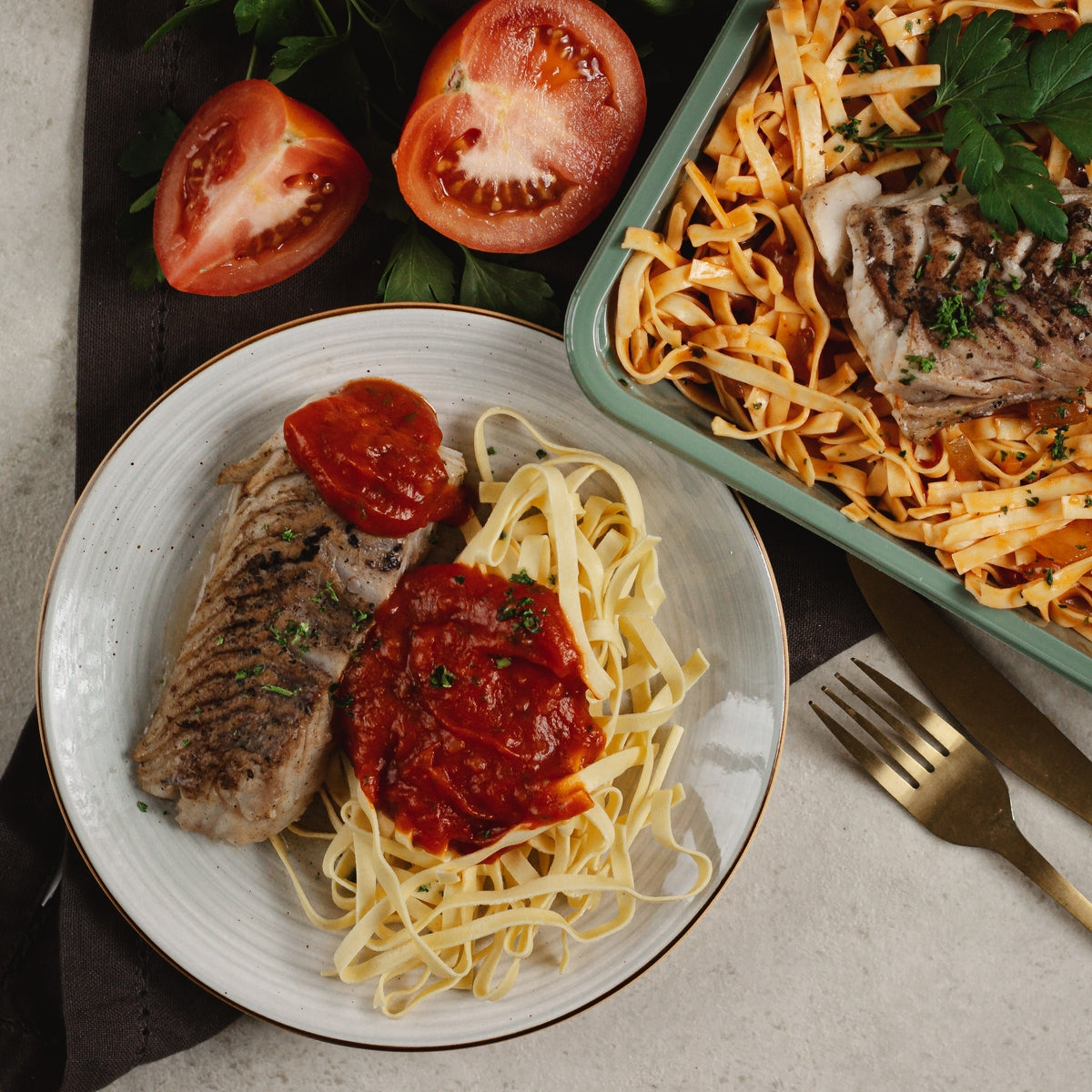 Tagliatelles sauce tomatée aux légumes et poisson blanc
