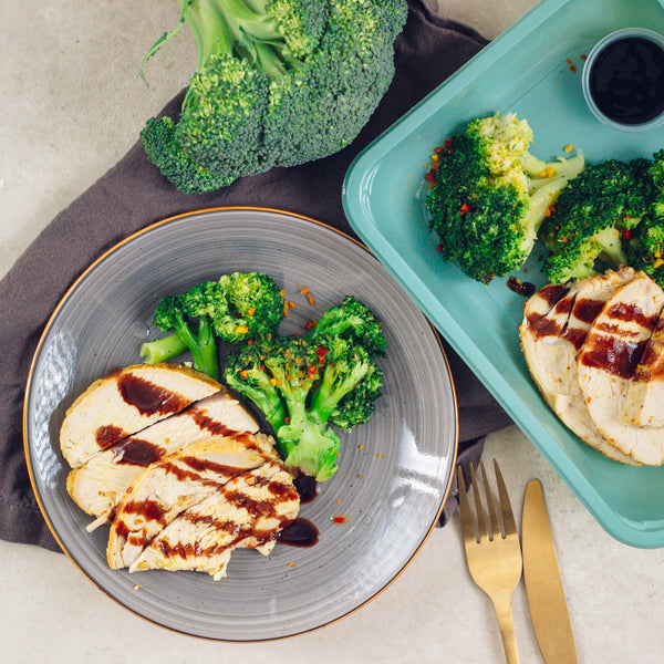 Poulet grillé aux herbes, brocolis et barbecue zéro