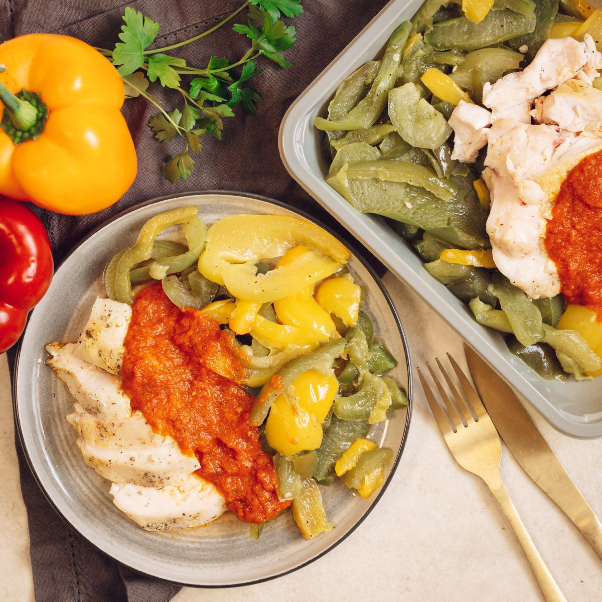 Suprême de volaille, sauce tomatée et poivrons