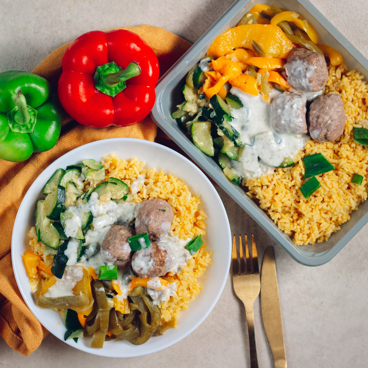 Boulettes de volaille et riz jaune, courgettes, poivrons et crème d’oignons