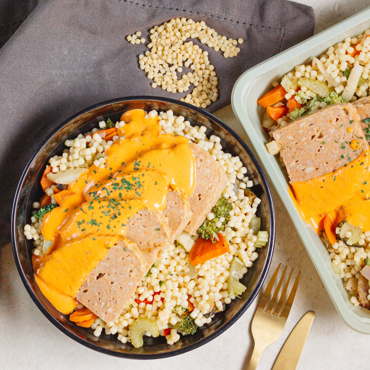 Pain de viande, fregola aux légumes et sauce tomate basilic
