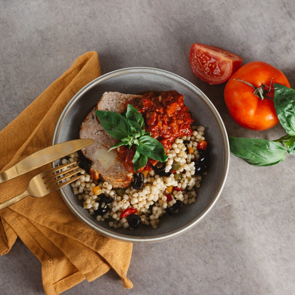 Pain de viande mozzarella, fregola aux légumes et sauce tomate basilic