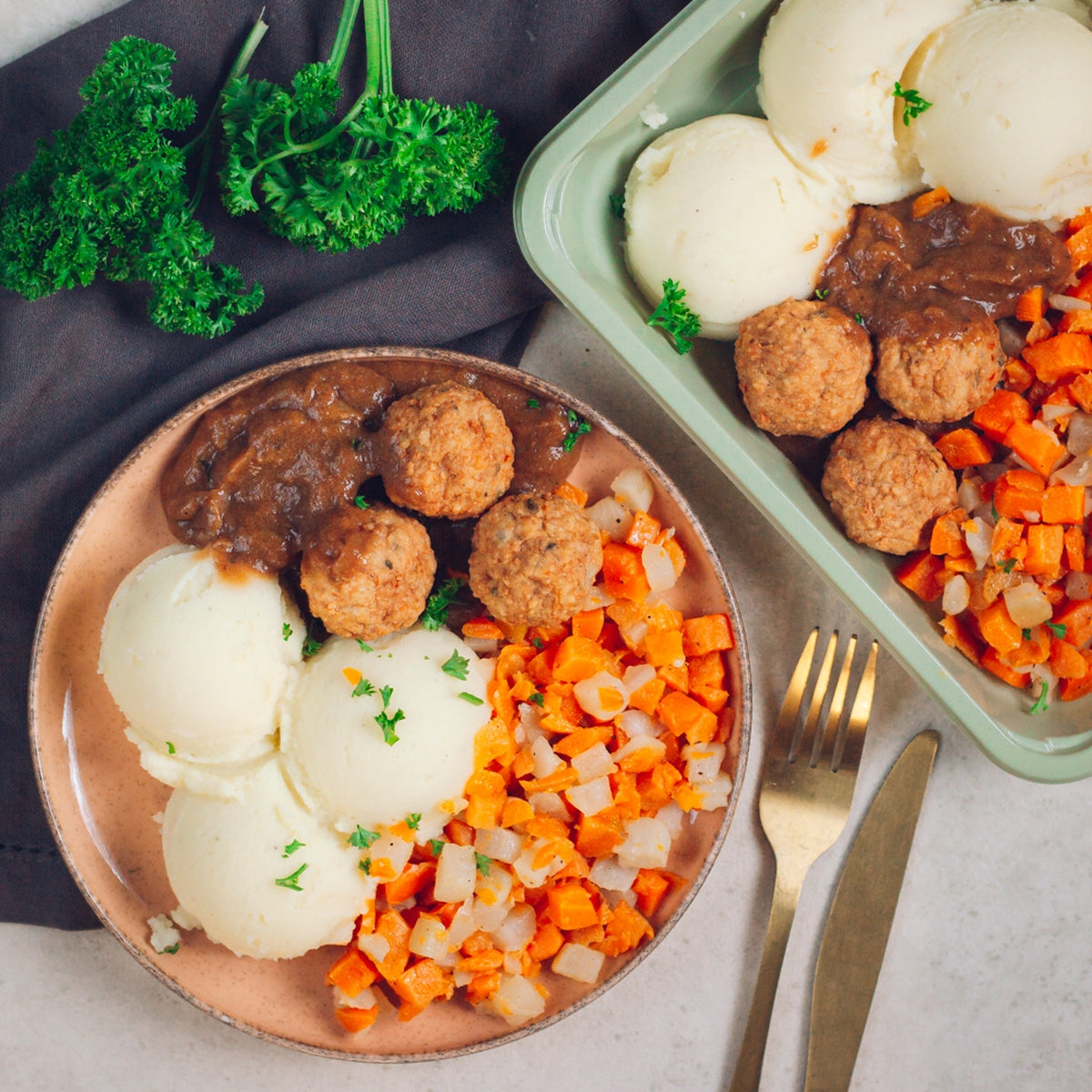Boulettes de volailles carottes navet purée jus brun corsé