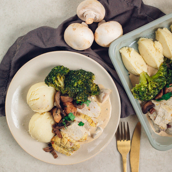 Filet de poulet sauce champignons, purée et brocolis
