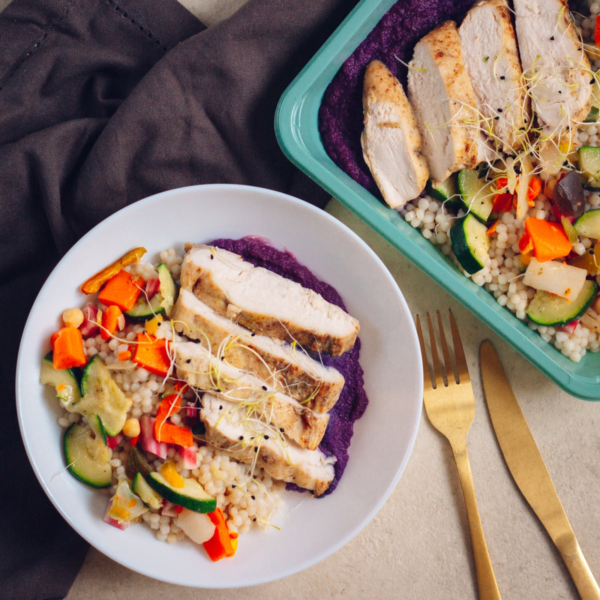 Poulet grillé, humous de betterave, couscous perlé