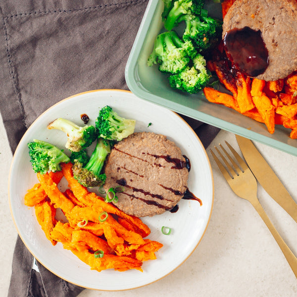 Hamburger végétarien, frites de patates douces et brocolis