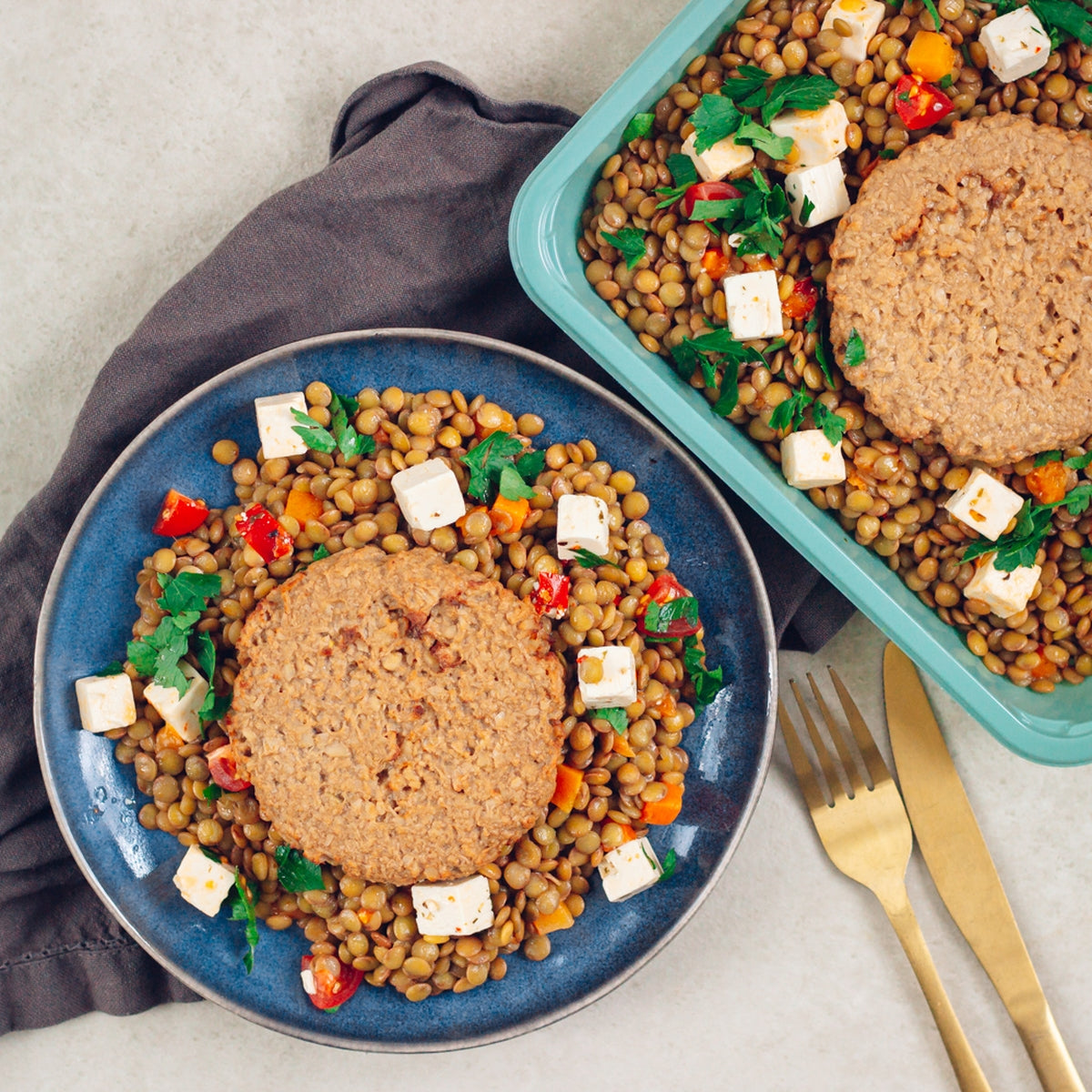 Salade de lentilles, fêta et burger végétarien