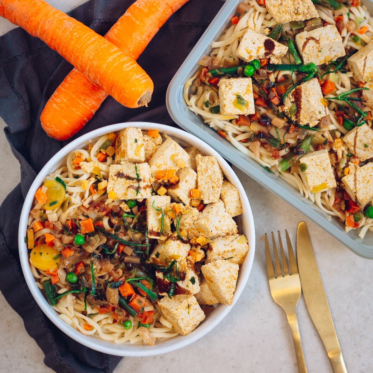 Tofu snacké sauce teriyaki, nouilles aux légumes