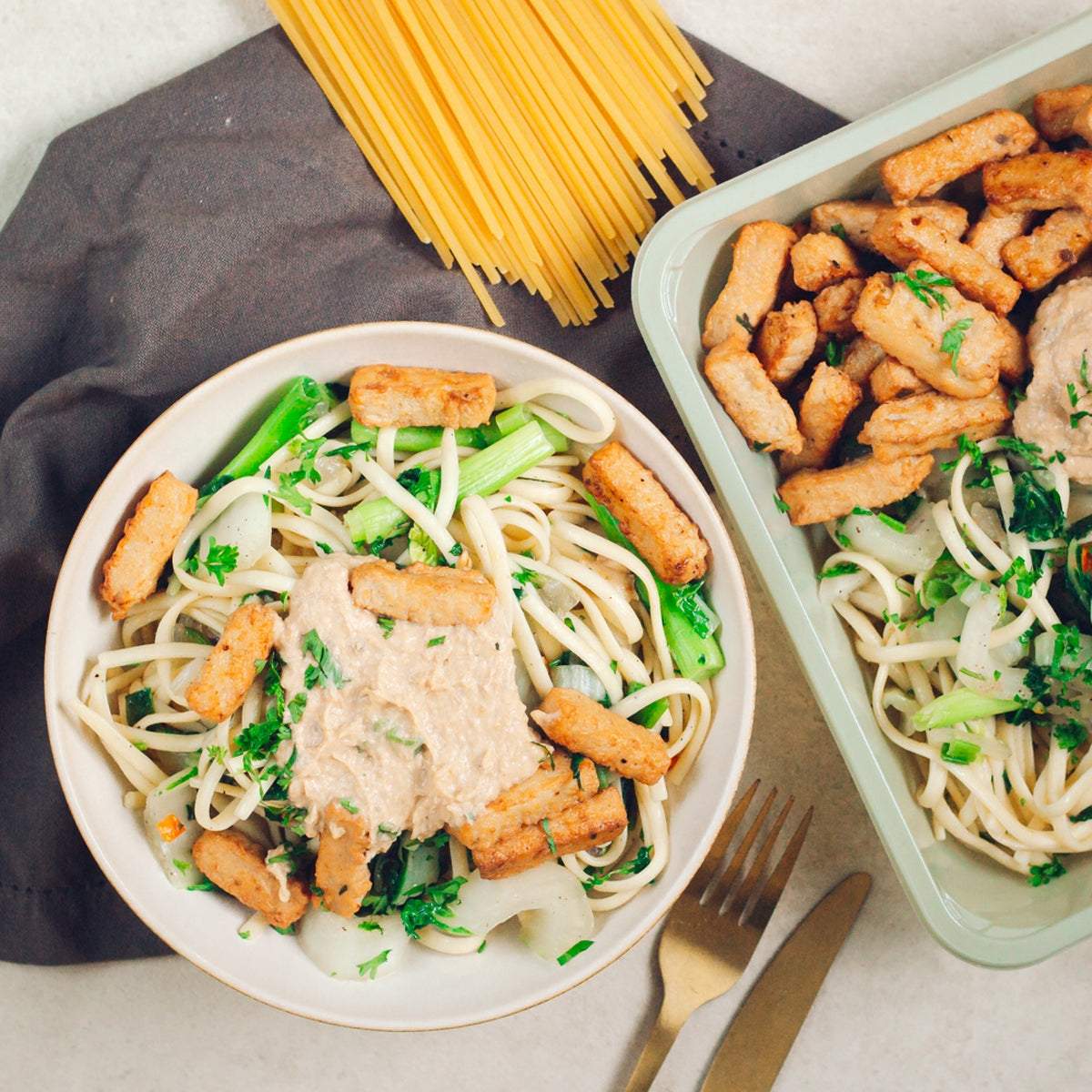 Nouilles sautées sauce arachide, poivrons et lamelles veganes