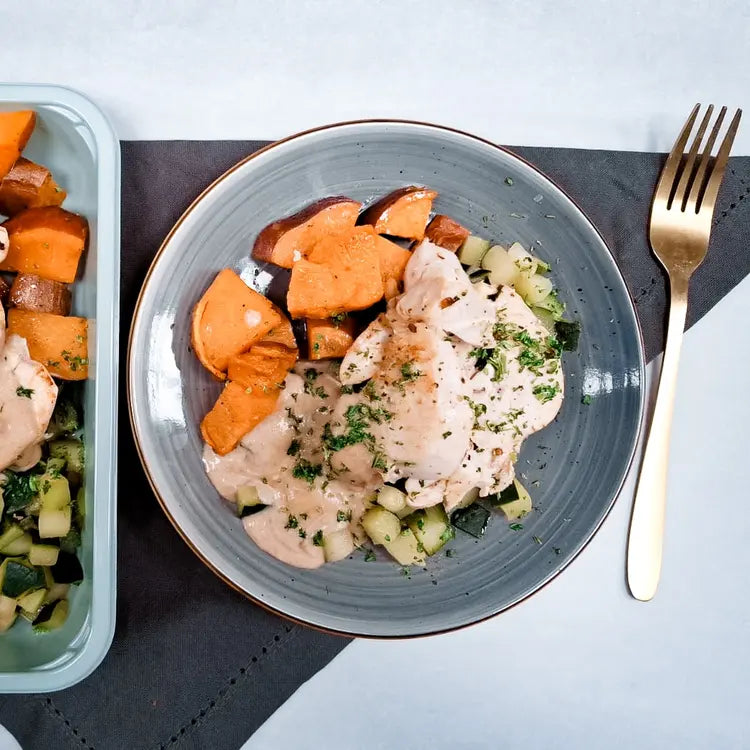 Blanc de poulet, sauce légère, patates douces et courgettes