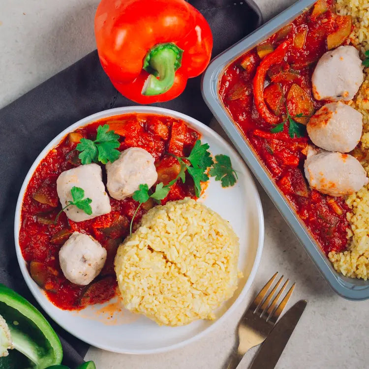 Boulette de poulet, riz jaune, ratatouille