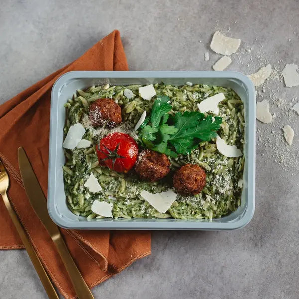 Boulettes de boeuf, orzo aux épinards et ail