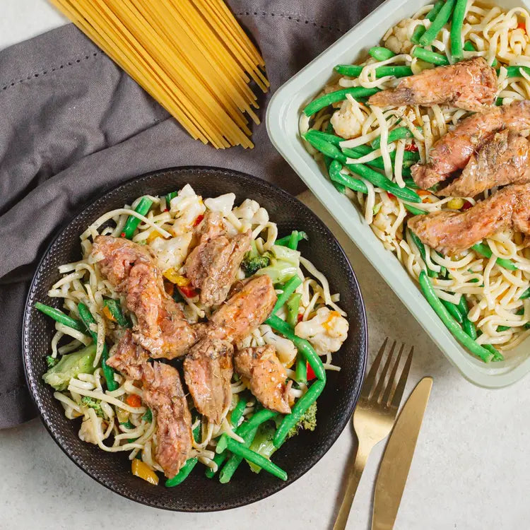 Nouilles sautées et lanières de bœuf sauce soja miel