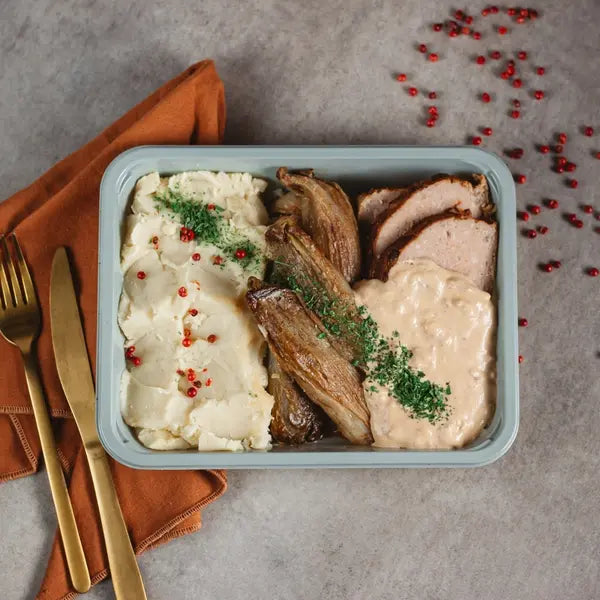 Pain de viande aux oignons, sauce échalote, purée et chicons