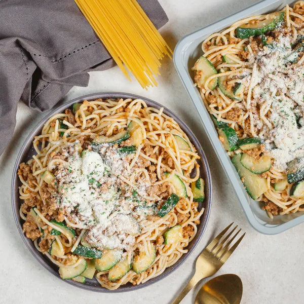 Spaghettis, crème de brocolis et basilic, haché végétarien