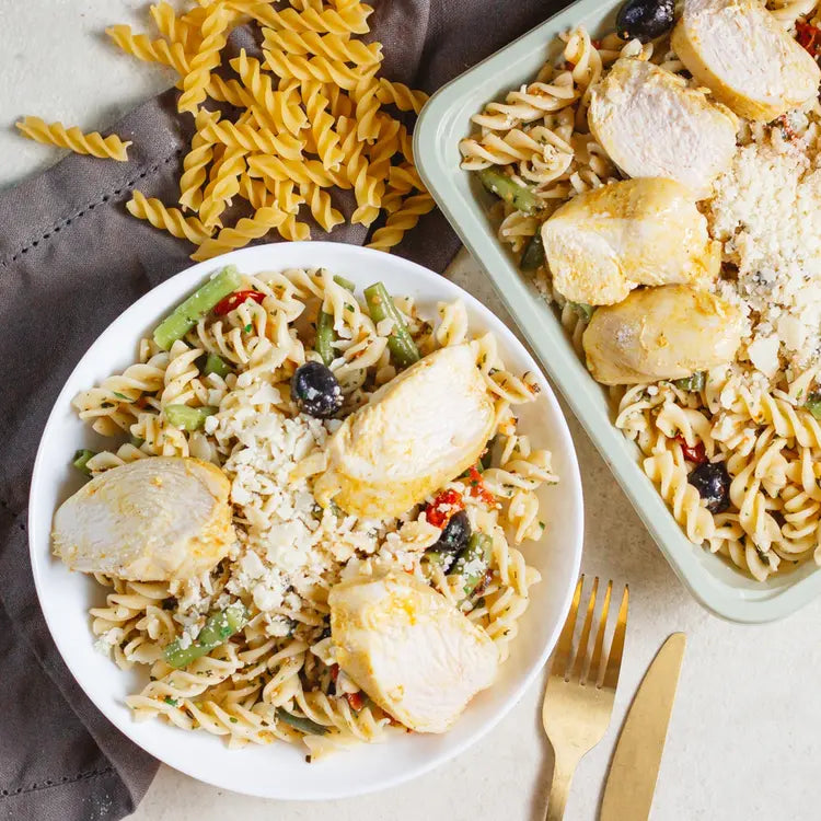 Spirelli au pesto rouge maison, fêta et olives