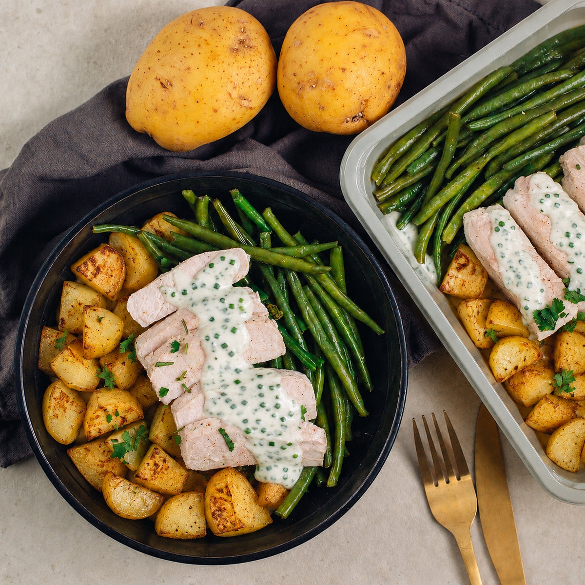 Filet de porc sauce yaourt ciboulette, haricots verts et pommes de terre rissolées