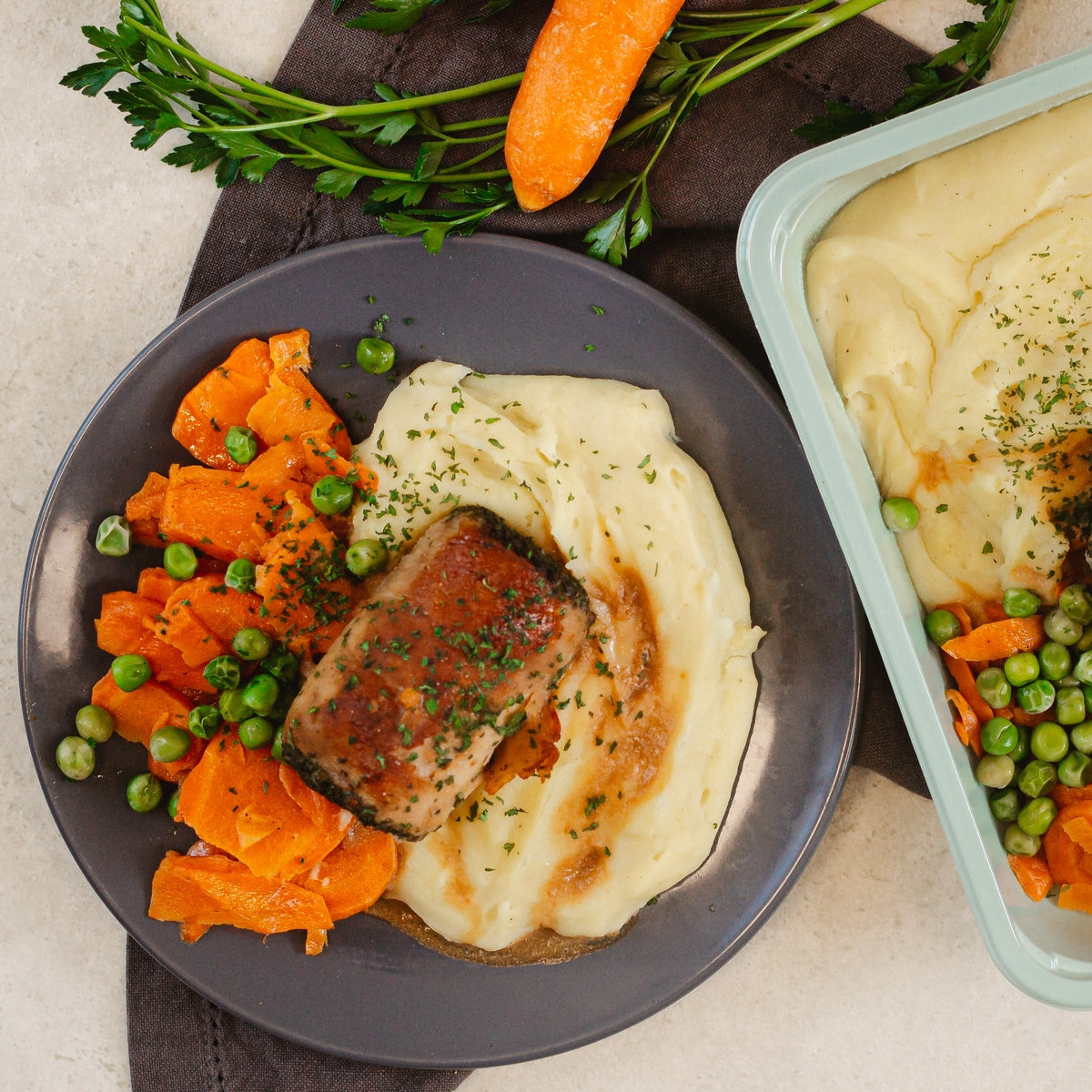 Oiseau sans tête sauce brune, petits pois carottes et purée