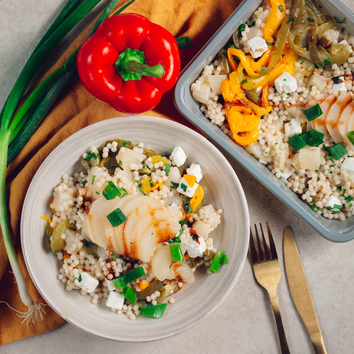 Fregola sarda aux poivrons rôtis, poire fondante & chèvre au miel