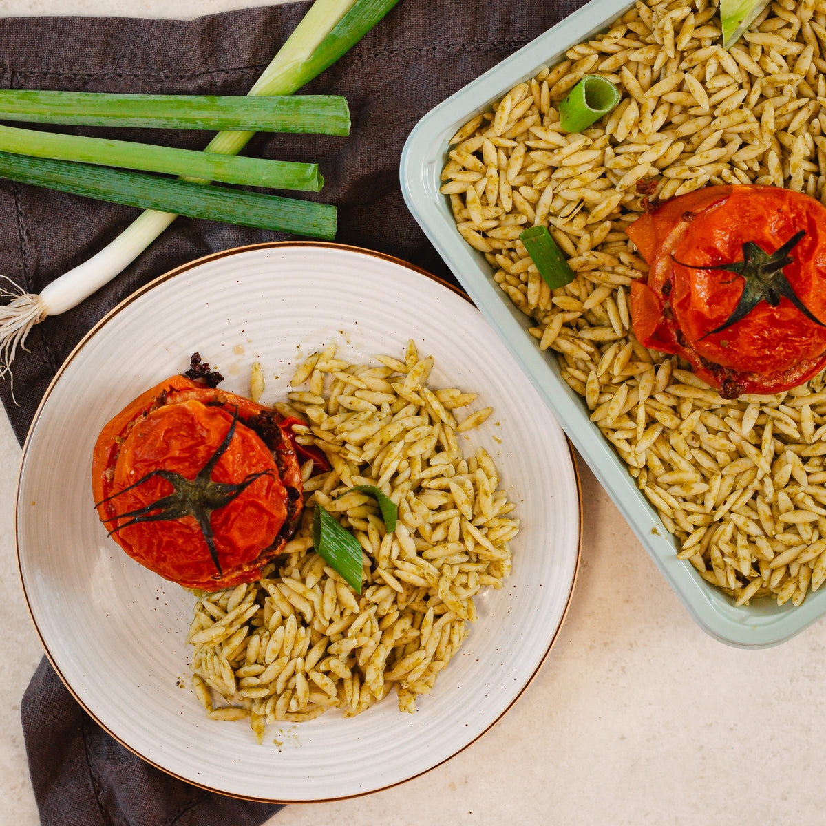 Tomate farcie au haché végétarien et pâtes grecque au pesto