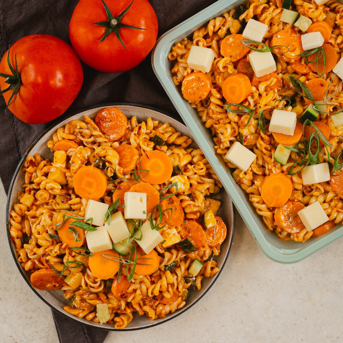 Fusilli en sauce au pesto rouge légumes rôtis et grana padano