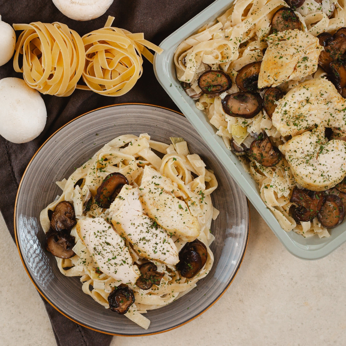 Tagliatelles au poulet et champignons sauce poireaux