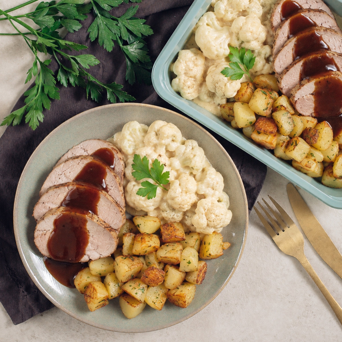 Rôti de porc, sauce demi-glace, choux-fleur à la crème, pommes de terre rissolées