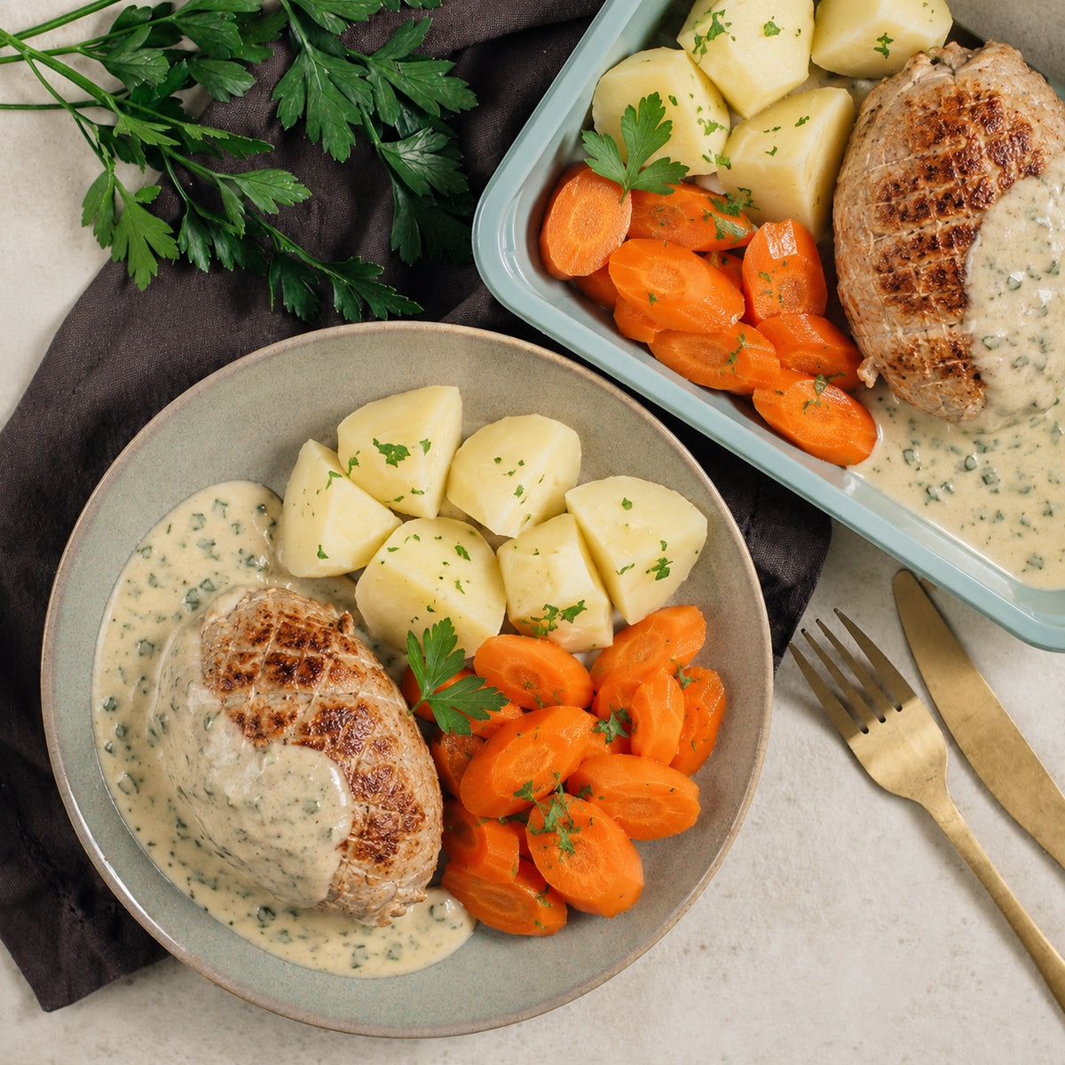Crépinette de veau, sauce crème aux herbes, carotte et pomme de terre nature