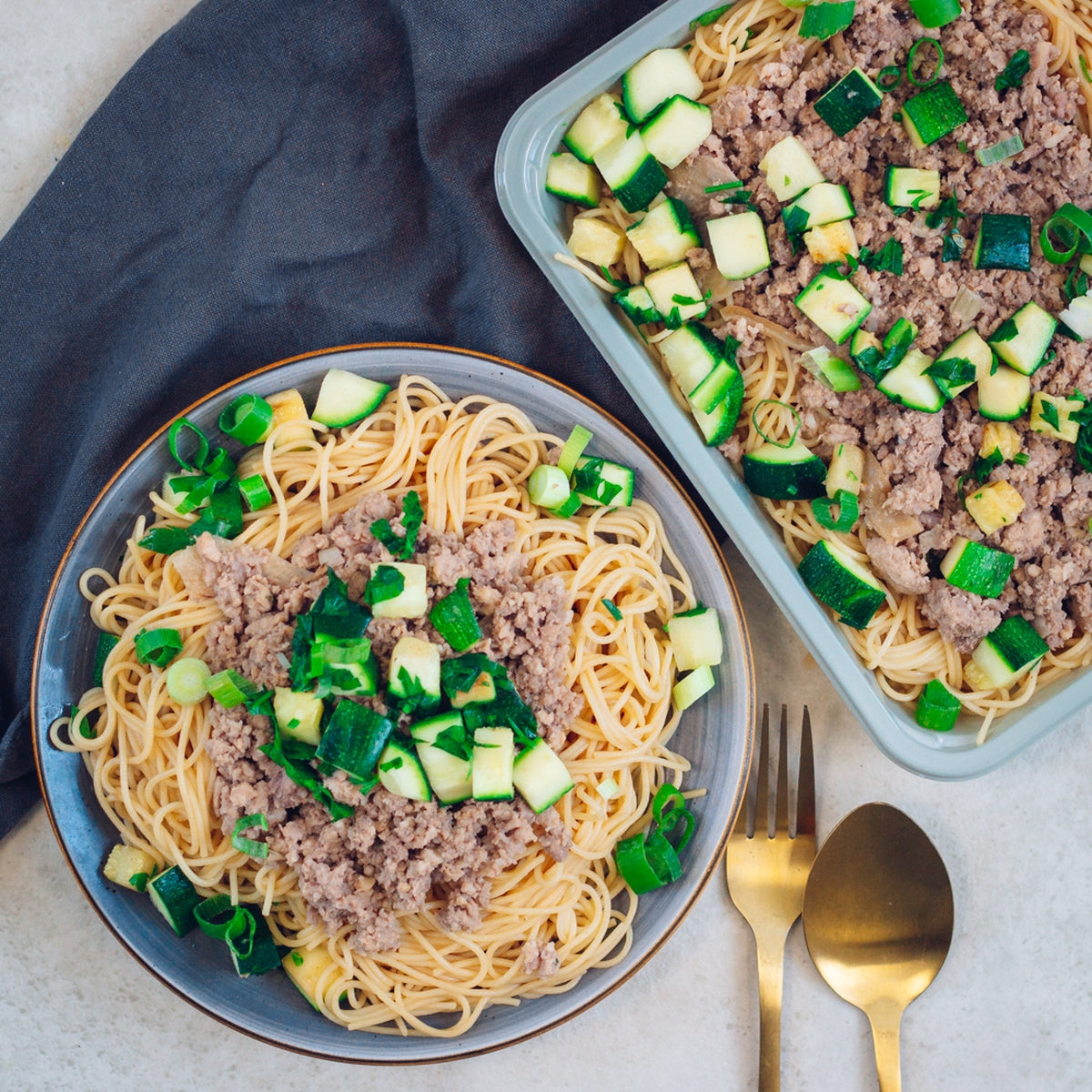 Spaghettis complets au poulet, crème légère, courgettes & basilic