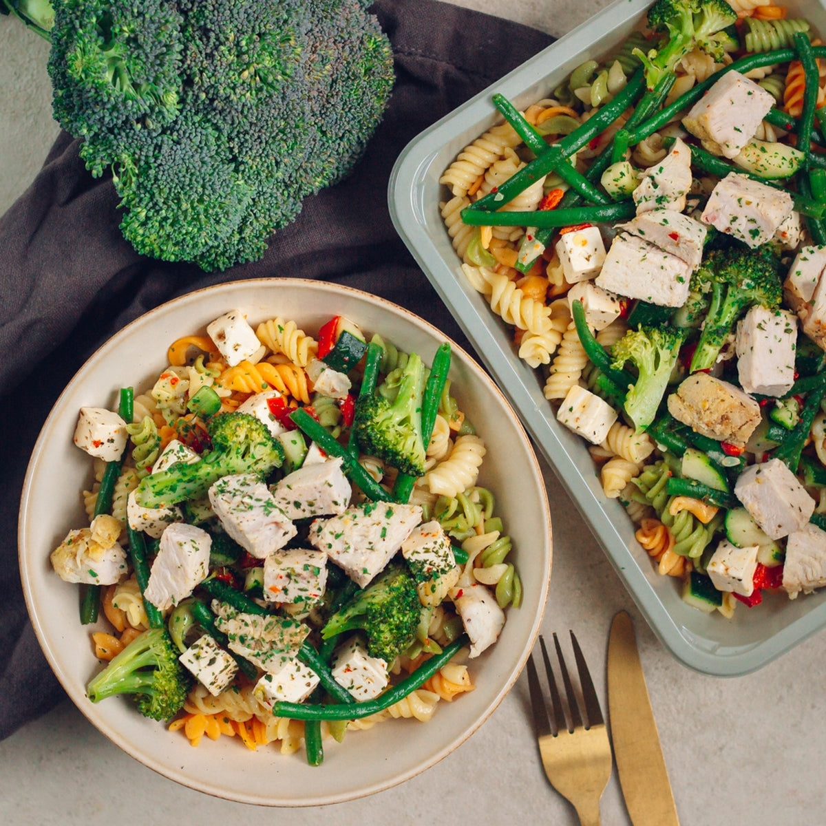 Salade de pâtes complètes, légumes verts et dinde