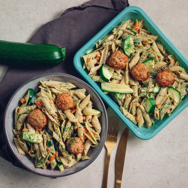 Pennes complètes au pesto vert, courgettes & boulettes de dinde