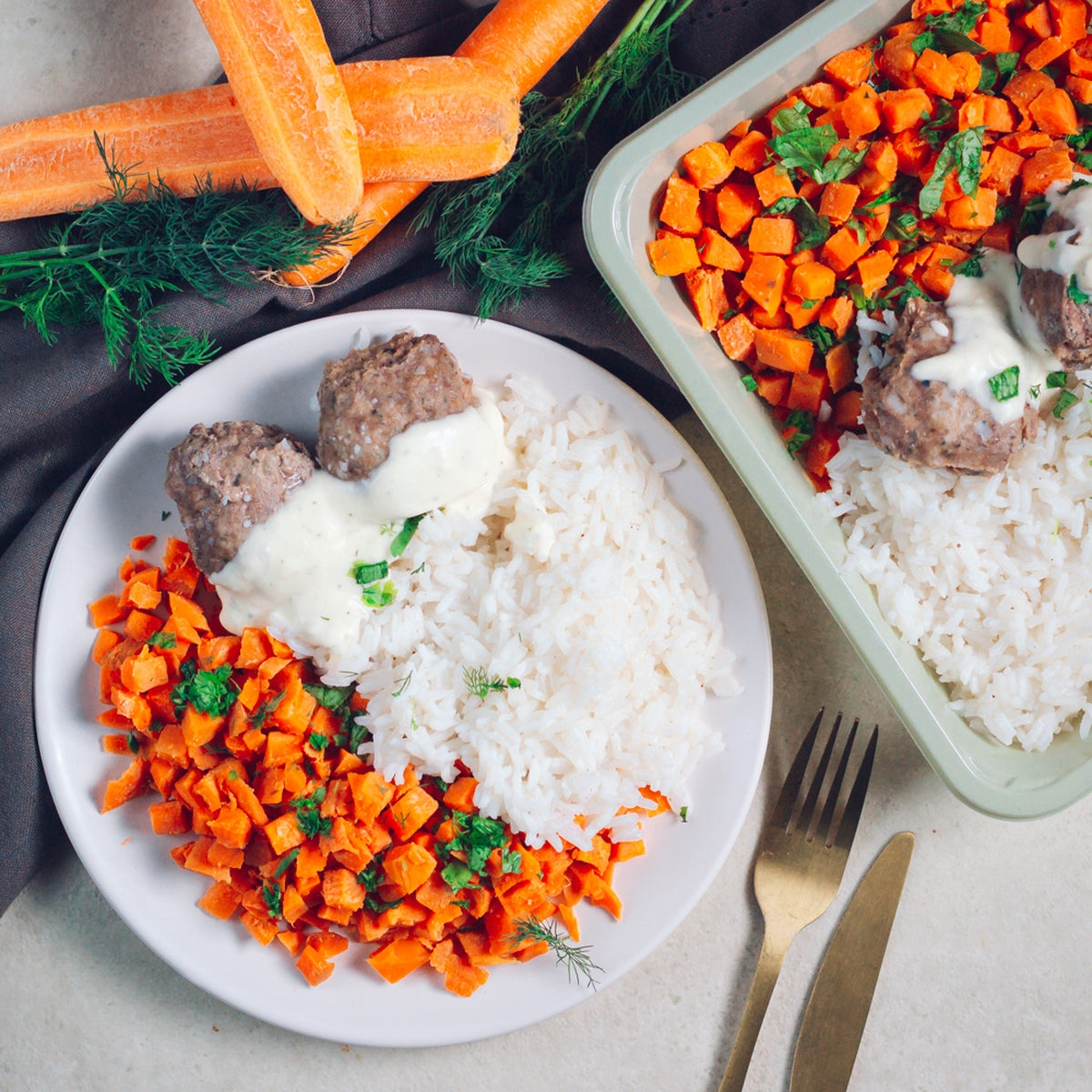 Riz, carottes et herbes fraîches, boulette de volaille et crème légère