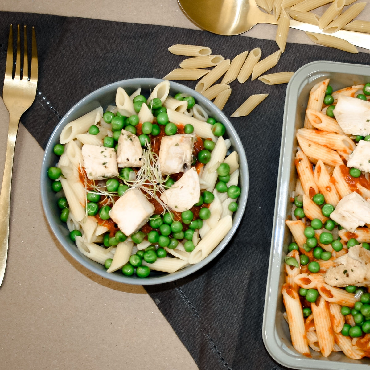 Penne arrabiatta, dés de poulet et petits pois