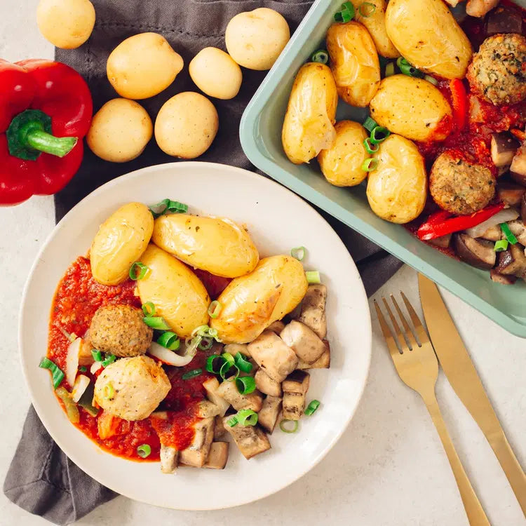 Falafels, aubergines grillées, pommes grenailles et sauce tomatée
